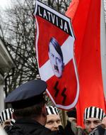 Det skortede ikke på symbolerne, men demonstrationen i Riga var ikke til fordel for nazismen. Det siger deltagerne. 