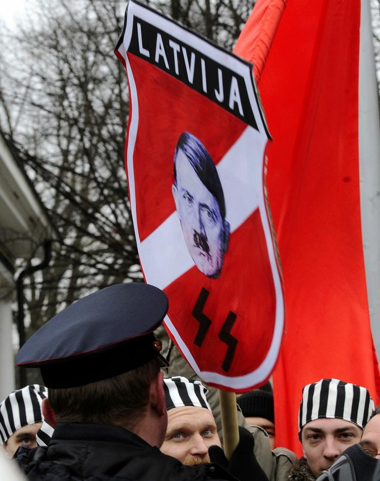 Det skortede ikke på symbolerne, men demonstrationen i Riga var ikke til fordel for nazismen. Det siger deltagerne. 