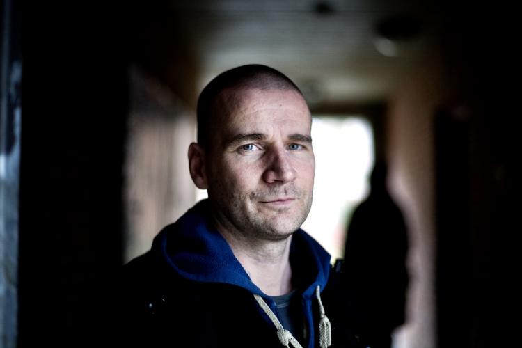Jens Møller er tidligere vicepolitikommissær, nu sørger han for driften af 950 lejemål i boligselskabet omkring Blågårds Plads. 