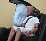 Den nye airbag hos Toyota sidder på tværs melelm bagsædepassagererne. Det har ingen tilsyneladende tænkt på før. 