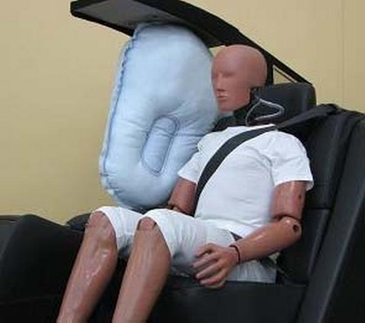 Den nye airbag hos Toyota sidder på tværs melelm bagsædepassagererne. Det har ingen tilsyneladende tænkt på før. 