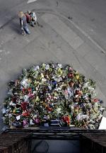 Mange lagde blomster på hjørnet af Polensgade og Lergrevsvej på Amager, hvor Deniz Uzun blev dræbt. Arkivfoto. 
