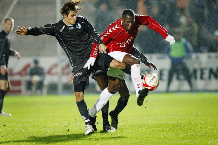 Tobias Grahn og Ibrahim Salou i en svensk-ghanesisk duel på Vejle Stadion. 