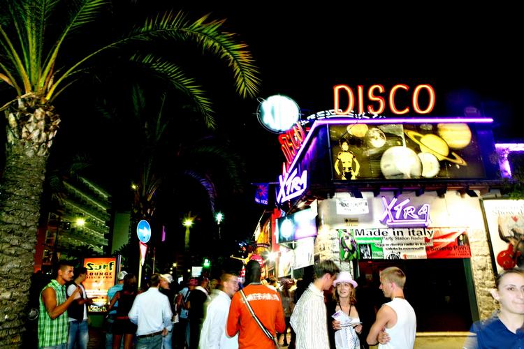 Der er ofte gang i gaden i Spanien. Her er det glade mennesker i byen Lloret de Mar. Arkivfoto. 