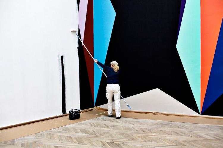 Malene Landgreens vægmaleri blev præmieret af Statens Kunstfond med 50.000 kroner. Maleriet skal have tre lag, før væggen bliver hvid igen. Foto: Tobias Selnæs Markussen 