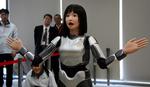 HRP-4C er en dyr dame.  Knap 1, 2 millioner kroner er prisen for den indre robot-mekanisme. Prisen er altså højere, hvis pagen, hænderne og sølvdragten skal følge med. 