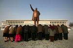 Nordkoreanere bøjer hovedet ved statuen af landets grundlægger Kim Il Sung. (Arkivfoto) 