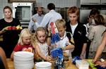 Børn fra fattige familier skal ifølge Socialdemokraternes valgoplæg have mulighed for at få betalt skolemaden af det offentlige. 