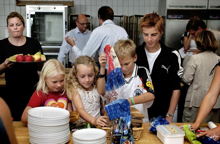 Børn fra fattige familier skal ifølge Socialdemokraternes valgoplæg have mulighed for at få betalt skolemaden af det offentlige. 