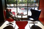 Det er alle de store markeder, som køber færre møbler som denne her, en Arne Jacobsen-ægget. (Arkivfoto) 
