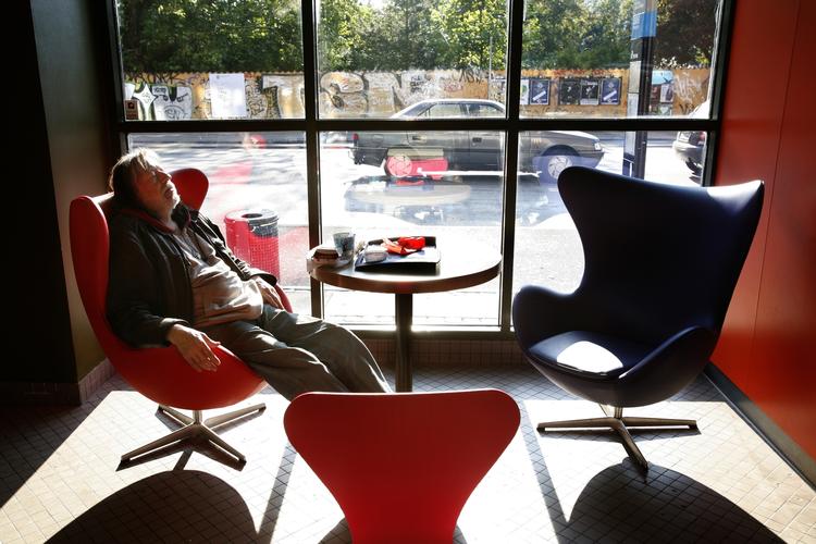 Det er alle de store markeder, som køber færre møbler som denne her, en Arne Jacobsen-ægget. (Arkivfoto) 