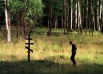 Mange russere besøger stedet i skoven ved Jekaterinburg, hvor den første grav med resterne af den myrdede kejserfamilie blev fundet i 1991. 