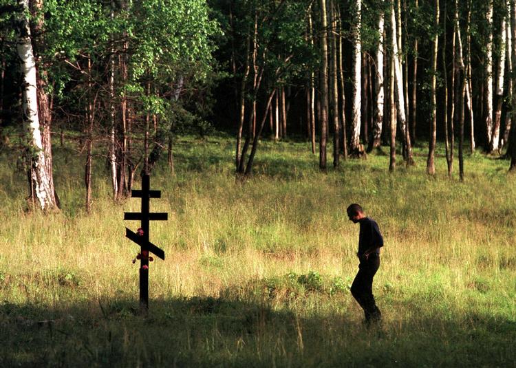 Mange russere besøger stedet i skoven ved Jekaterinburg, hvor den første grav med resterne af den myrdede kejserfamilie blev fundet i 1991. 