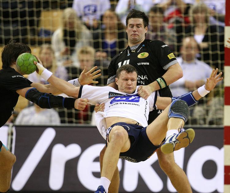 Rasmus Hansen (bagest) er blevet suspenderet på en dopingmistanke af sin klub, Viborg HK. Arkivfoto. 