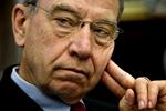 Senator Charles Grassley langer hårdt ud efter, hvad han betragter som grådige direktører i et radiointerview. 