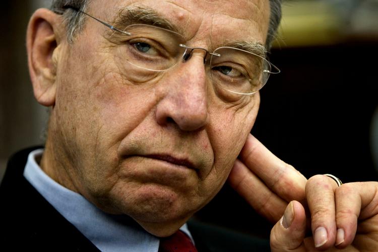 Senator Charles Grassley langer hårdt ud efter, hvad han betragter som grådige direktører i et radiointerview. 