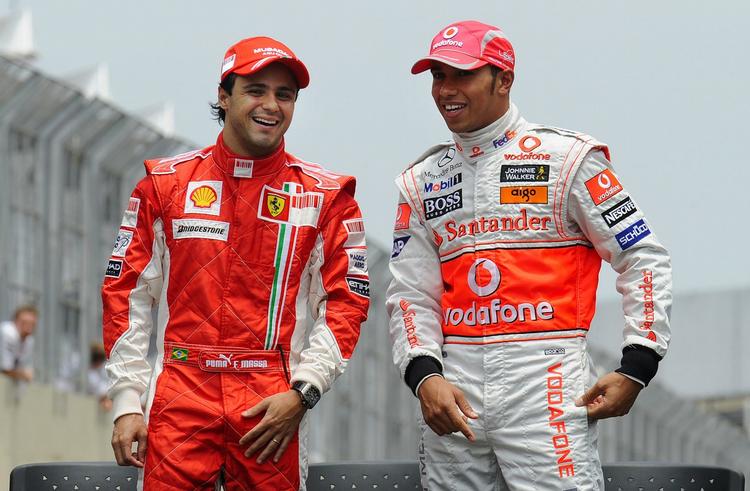 Sidste år vandt Felipe Massa (tv) seks løb, og Lewis Hamilton vandt fem, men det var englænderen, der blev verdensmester. Arkivfoto. 