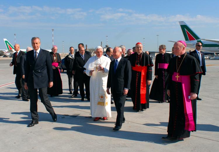 Tirsdag rejste pave Benedict XVI til Afrika for at besøge kontinentet, hvor katolicismen lige nu vokser hurtigst. 