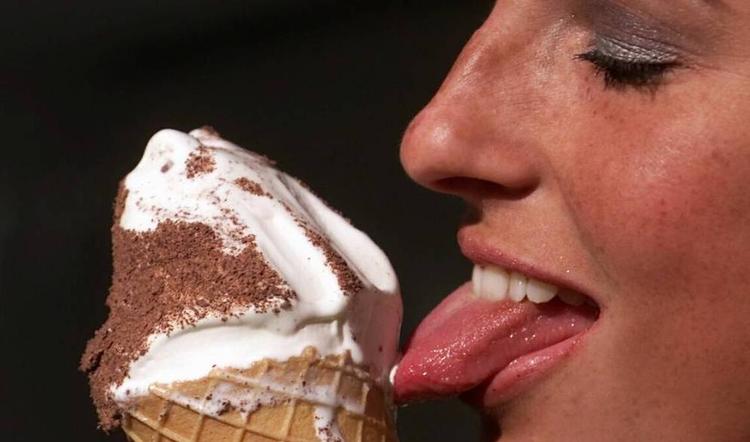 HVis du gerne vil undgå grissebasse i din isdessert, er der hjælp at hente i Fødevarestyrelsens nye pjece, 'Mad uden rester fra dyr'. 