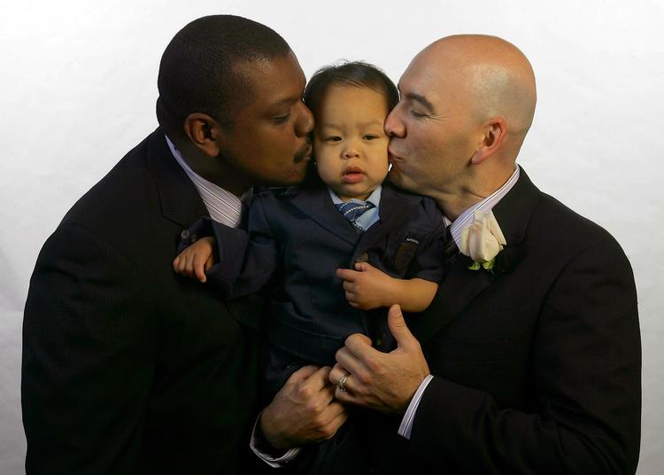 Nu bliver det lovligt for homoseksuelle danskere at adoptere børn. Flere lande tillader og ikke adoptioner til homoseksuelle par. 