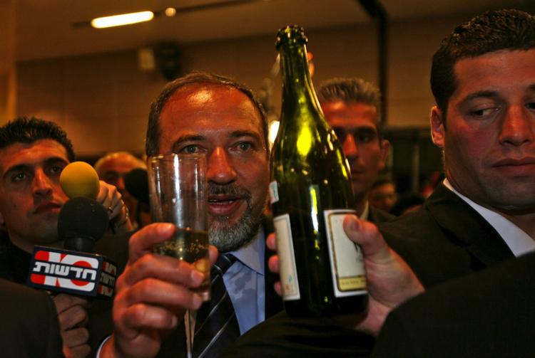 Avigdor Lieberman, som står til at blive Israels nye udenrigsminister, står overfor korruptionsanklager. Her et billede dagen efter det israelske valg, hvor Liebermans parti blev landets tredjestørste. 