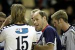 Håndboldtræner Erik Veje Rasmussen har oplevet, at dommere i internationale kampe har tilbudt træneren at købe en sejr. Her ses han (midt) med Århus GF under en kamp mod det ungarske hold MKB Veszprem i ottendedelsfinalerne i Champions League. Arkivfoto. 