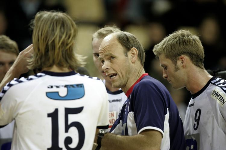 Håndboldtræner Erik Veje Rasmussen har oplevet, at dommere i internationale kampe har tilbudt træneren at købe en sejr. Her ses han (midt) med Århus GF under en kamp mod det ungarske hold MKB Veszprem i ottendedelsfinalerne i Champions League. Arkivfoto. 