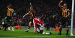Hull-spillerne kan med rette føle sig bortdømt mod Arsenal. Gallas' sene scoring til 2-1 var tydeligvis offside. 