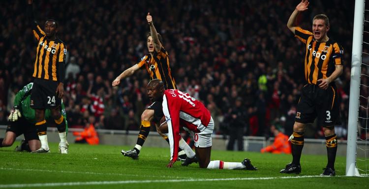 Hull-spillerne kan med rette føle sig bortdømt mod Arsenal. Gallas' sene scoring til 2-1 var tydeligvis offside. 