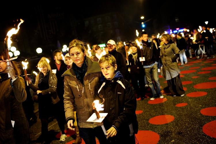 Demonstrationen i morgen er ikke den første mod bandekrigen. Her går beboere på Nørrebro i fakkeltog for at demonstrere mod våben og skyderier. 