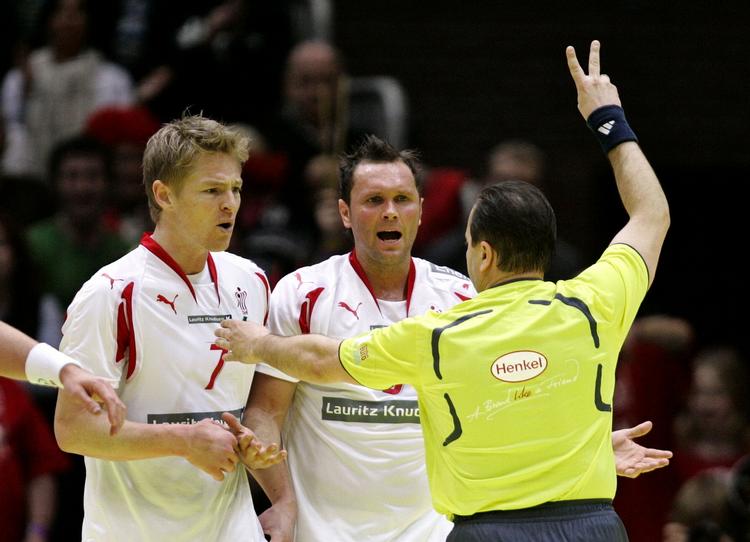 Påvirkning af håndbolddommere foregår både før, under og efter kampene. I denne situation under EM i 2008 er forsøget fra Jesper Jensen og Lars Christiansen forgæves. Arkivfoto. 