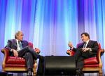 George W. Bush ved arrangementet i Canada, hvor han taler med Canadas tidligere ambassadør i USA, Frank McKenna. 