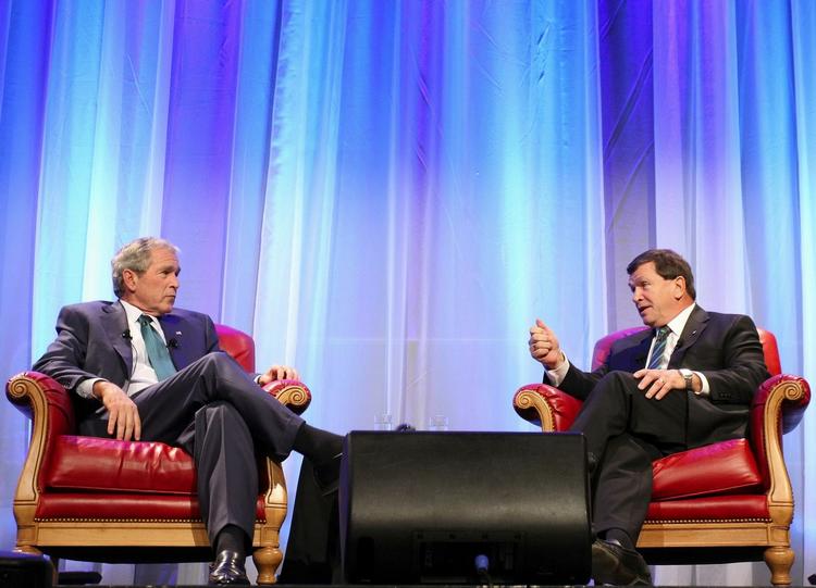 George W. Bush ved arrangementet i Canada, hvor han taler med Canadas tidligere ambassadør i USA, Frank McKenna. 