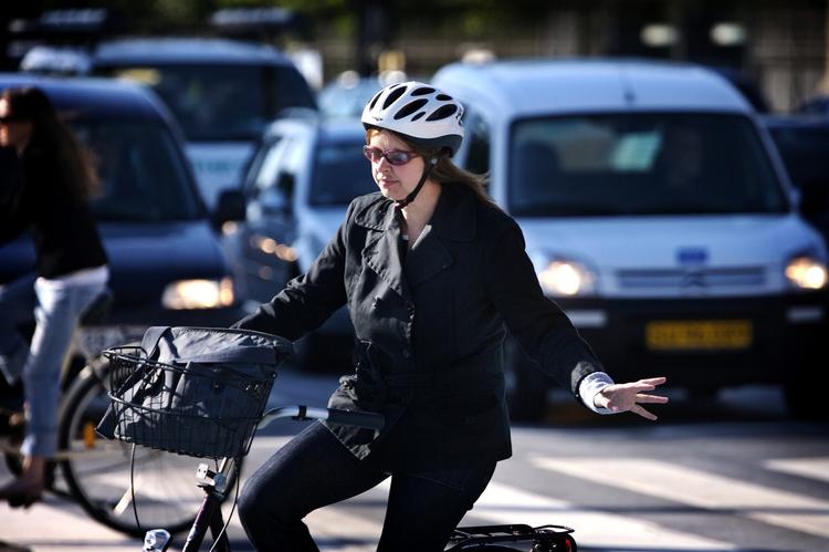 Det kan i mere end en forstand være sund fornuft i køre med cykelhjelm. 
