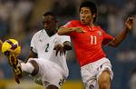 Lee Keun-Ho (til højre) i aktion for Sydkorea i VM-kvalen mod Saudi Arabien. Arkivfoto. 