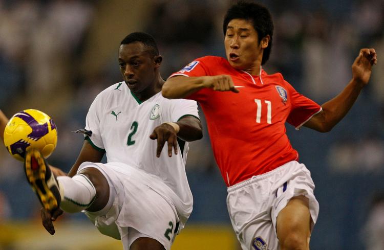 Lee Keun-Ho (til højre) i aktion for Sydkorea i VM-kvalen mod Saudi Arabien. Arkivfoto. 