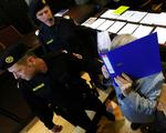 Under det første retsmøde i mandags skjulte Josef F. sit ansigt bag et ringbind. I dag kiggede han blot ned i jorden det meste af tiden, da han aflagde sin fulde tilståelse. 