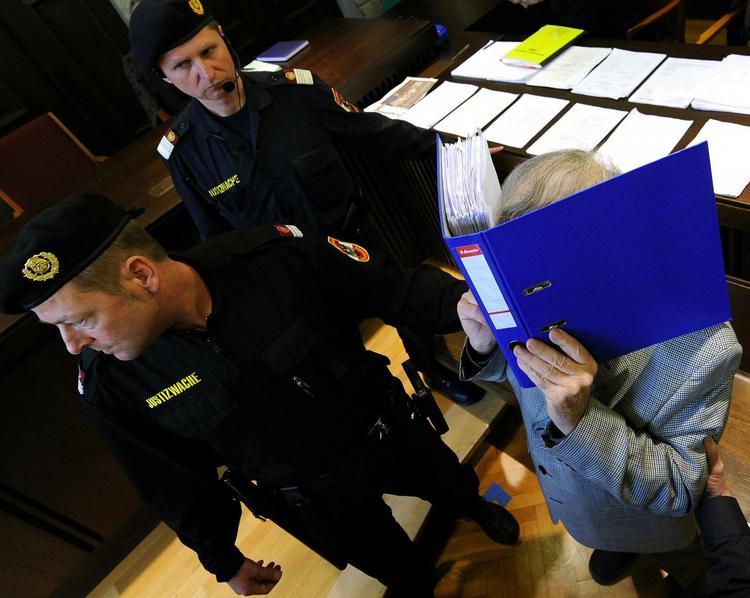 Under det første retsmøde i mandags skjulte Josef F. sit ansigt bag et ringbind. I dag kiggede han blot ned i jorden det meste af tiden, da han aflagde sin fulde tilståelse. 