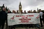 Britiske bygge- og anlægsarbejderede forlangte ved en demonstration i sidste måned, at de får en fair chance for job, når det offentlige bygger. 
