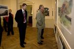 Prins Henrik har stor interesse for kunst og samler på Derain-malerier. Her ses han ved en anden kunstudstilling. Arkivfoto. 
