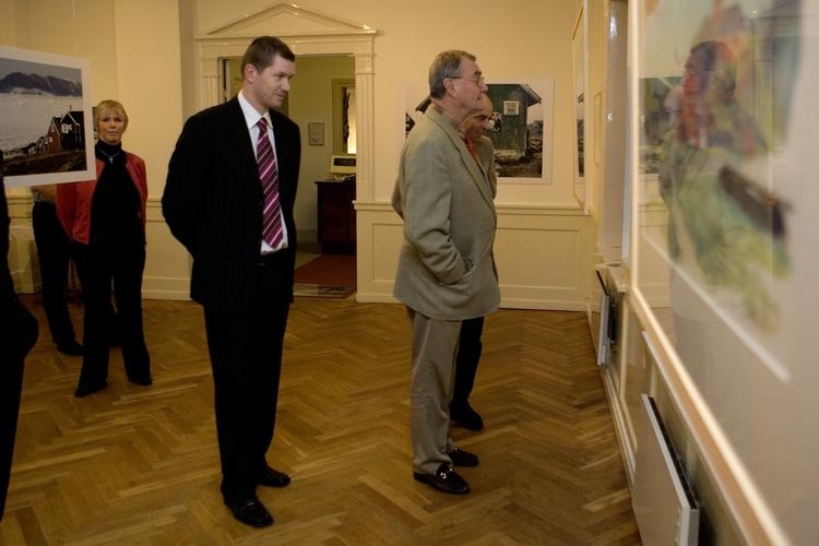 Prins Henrik har stor interesse for kunst og samler på Derain-malerier. Her ses han ved en anden kunstudstilling. Arkivfoto. 