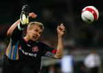 Thomas Augustinussen strækker sig efter bolden under AaB's kamp mod Sampdoria i 2007. Arkivfoto. 