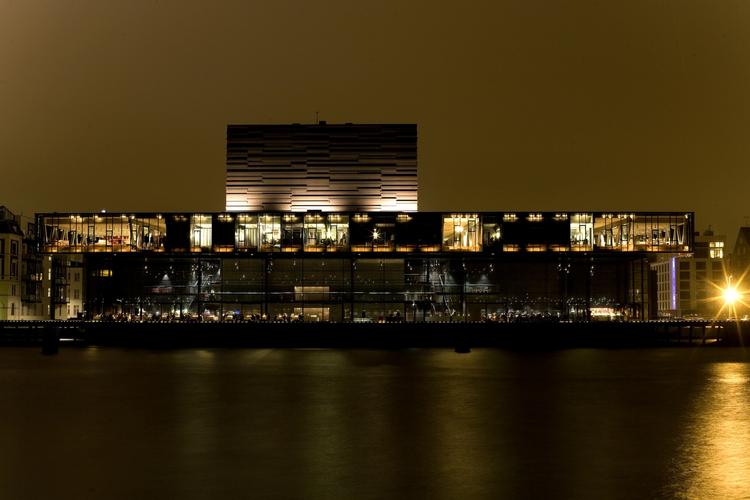 Skuespilhuset - med udsigt ud over Københavns Havn og Holmen. 