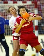 Liudmila Bodnieva (i rødt) i nærkamp med Danmarks Trine Jensen under EM-slutrunden i 2002. Arkivfoto. 