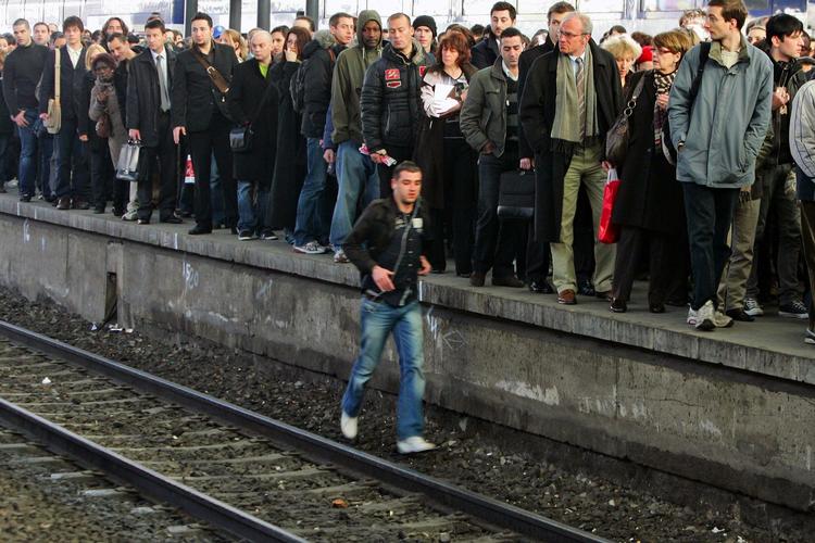 Togrejsende i kø på Saint Lazare stationen i Paris. 