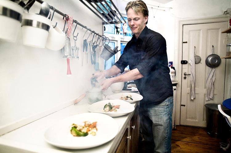 Det er magisk, når røgen bølger fra den nyserverede mad. Men det kræver lidt øvelse at nå den rigtige smag, erfarer Rasmus Schou. 