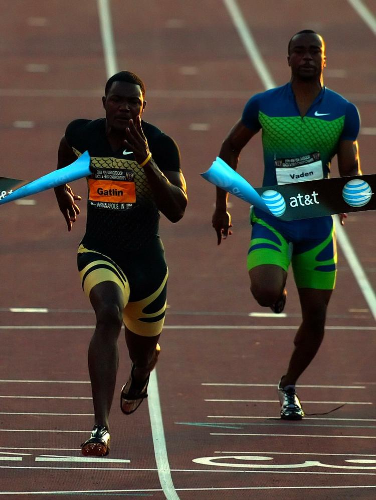 Jordan Vaden (til højre) har to år til at finde ud af om karrieren skal fortsætte. Det kan han passende gøre med manden til venstre, Justin Gatlin, som i forvejen afsoner en dopingkarantæne. Arkivfoto. 