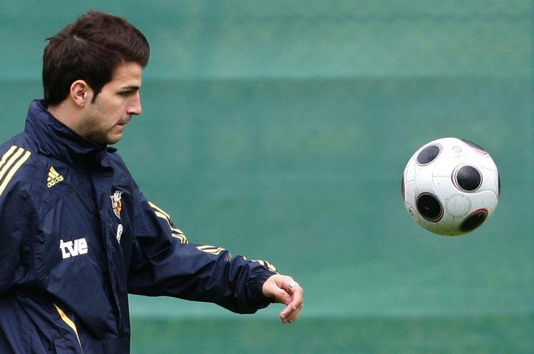Cesc Fabregas har siddet ude med en skade i næsten tre måneder. Nu får han måske en karantæne oveni. Arkivfoto. 