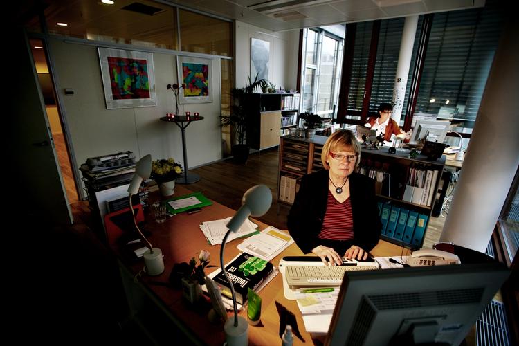 Det er i orden, at der er adgang til Facebook fra arbejdspladsen, men der bør være en politik for hvor åbne de ansattes profiler bør være, mener HK. 