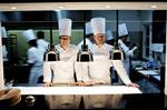 Søren Ledet (th.), der sammen med  Rasmus Kofoed (tv.) driver Geranium, fik sidste år en Michelin-stjerne efter at have været åben i kun ti måneder. Denne gang havde de håbet på en mere. Arkivfoto:  Martin Lehmann 